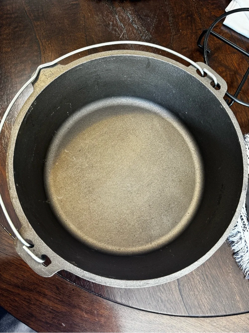 Cast Iron Dutch Oven with Lid and Bail Handle - Black